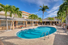 Coconut Villa's Suite 4! Relax by the Pool and Walk to Beach and Restaurants!